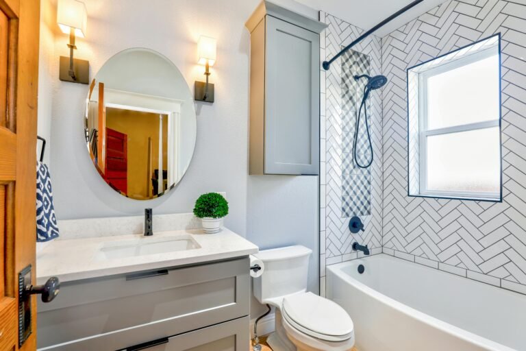 Spotless apartment bathroom cleaned by Mess2Miracles in Dallas