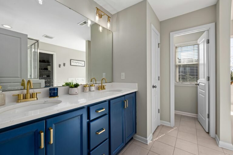 Immaculate bathroom representing Mess2Miracles cleaning services in Richardson, Texas.